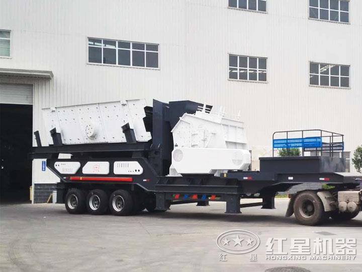 反擊破移動(dòng)破碎機(jī)、二段破碎粒度均勻，產(chǎn)量高