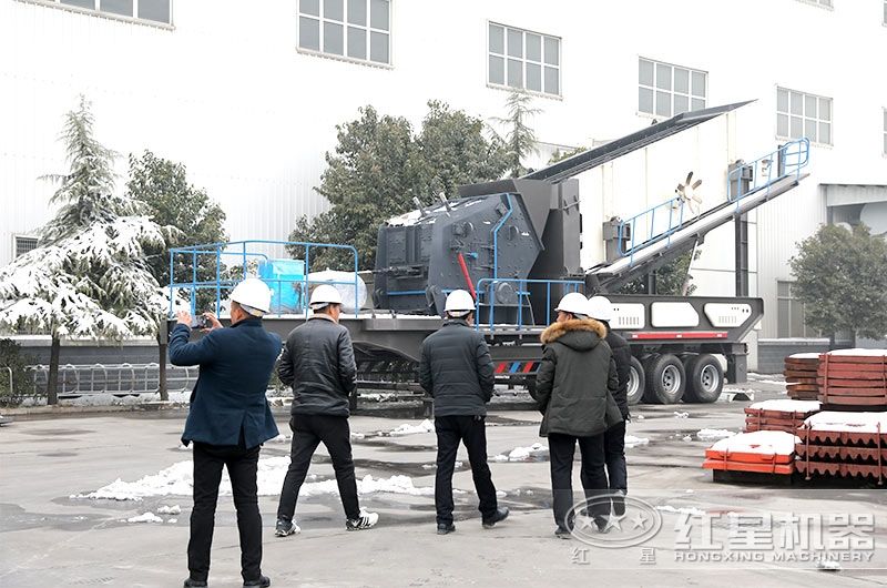 車載流動碎石機(jī)廠家價格實惠，客戶現(xiàn)場參觀