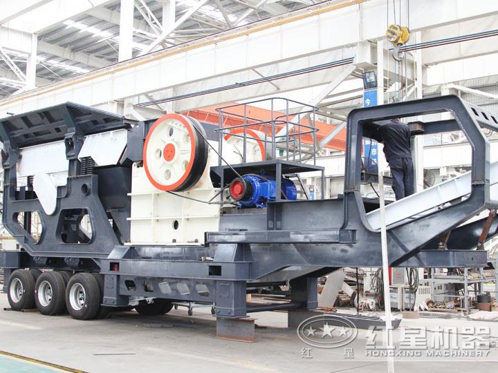 小型移動(dòng)顎式破碎車(chē)集給料、破碎、傳輸為一體