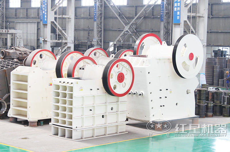 PE1200\*1500顎破機(jī)敢碎硬石，從容面對(duì)鐵礦石粗碎，出料更均勻 