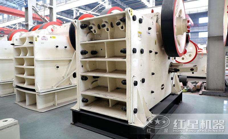 鄂式破碎機，優(yōu)質(zhì)鋼板鑄成，使用壽命長 style=width:720px; 