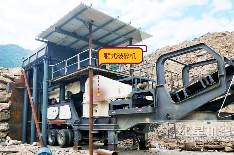 輪胎式移動(dòng)鄂式破碎機(jī)生產(chǎn)現(xiàn)場(chǎng)，投資少收益好